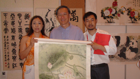 新加坡部長陳振泉（中）收藏寧雪君的作品