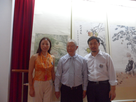 新加坡藝術協會會長何家良在喬領、寧雪君畫...